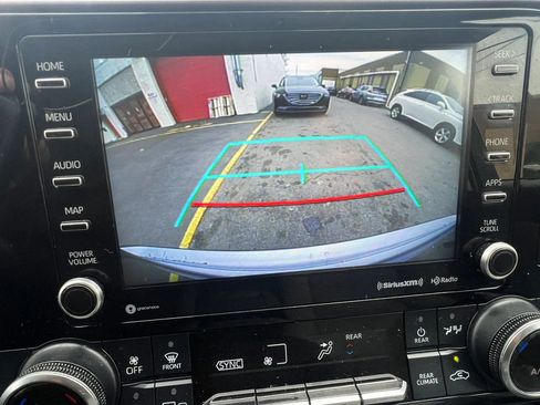Used 2022 Toyota Highlander LE AWD/4WD image 27