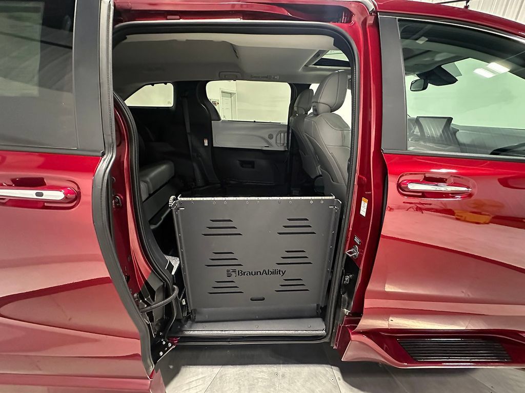Used 2026 Toyota Sienna XLE FWD image 22