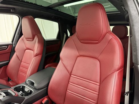 Certified 2021 Porsche Cayenne Turbo S AWD/4WD image 36