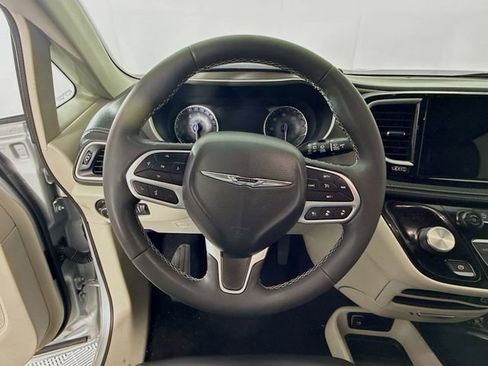 Used 2023 Chrysler Pacifica Touring-L AWD/4WD image 11