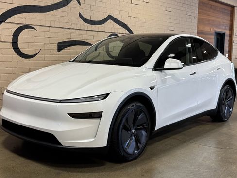 Used 2026 Tesla Model Y 2WD image 12