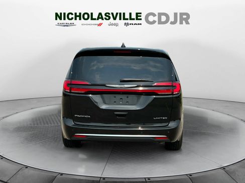 Used 2024 Chrysler Pacifica Limited FWD image 4