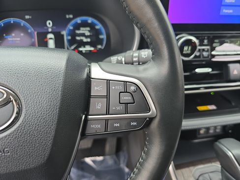 Used 2023 Toyota Highlander Limited image 17