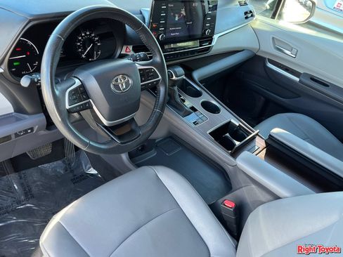 Certified 2024 Toyota Sienna XLE FWD image 20