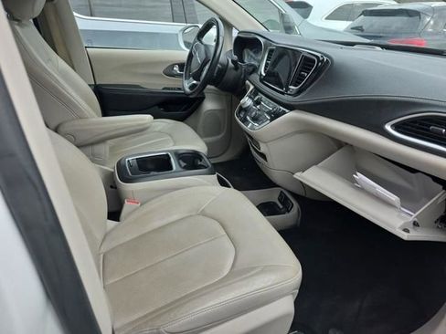 Used 2021 Chrysler Pacifica Touring-L image 5