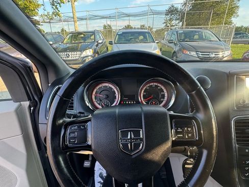 Used 2019 Dodge Grand Caravan SXT FWD image 11