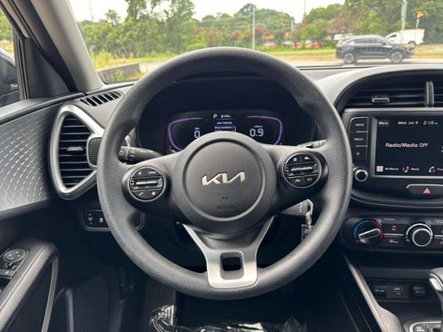 Used 2025 Kia Soul LX w/ LX Technology Package FWD image 30