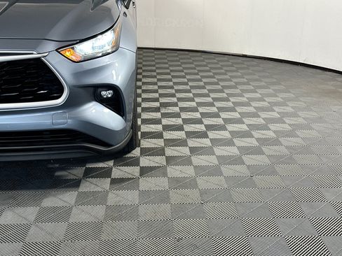 Used 2020 Toyota Highlander XLE FWD image 9