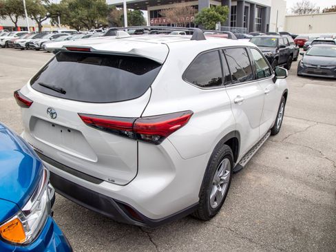 Used 2021 Toyota Highlander LE image 8