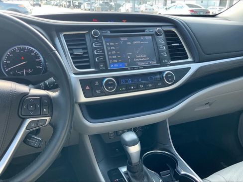 Used 2017 Toyota Highlander Limited FWD image 7