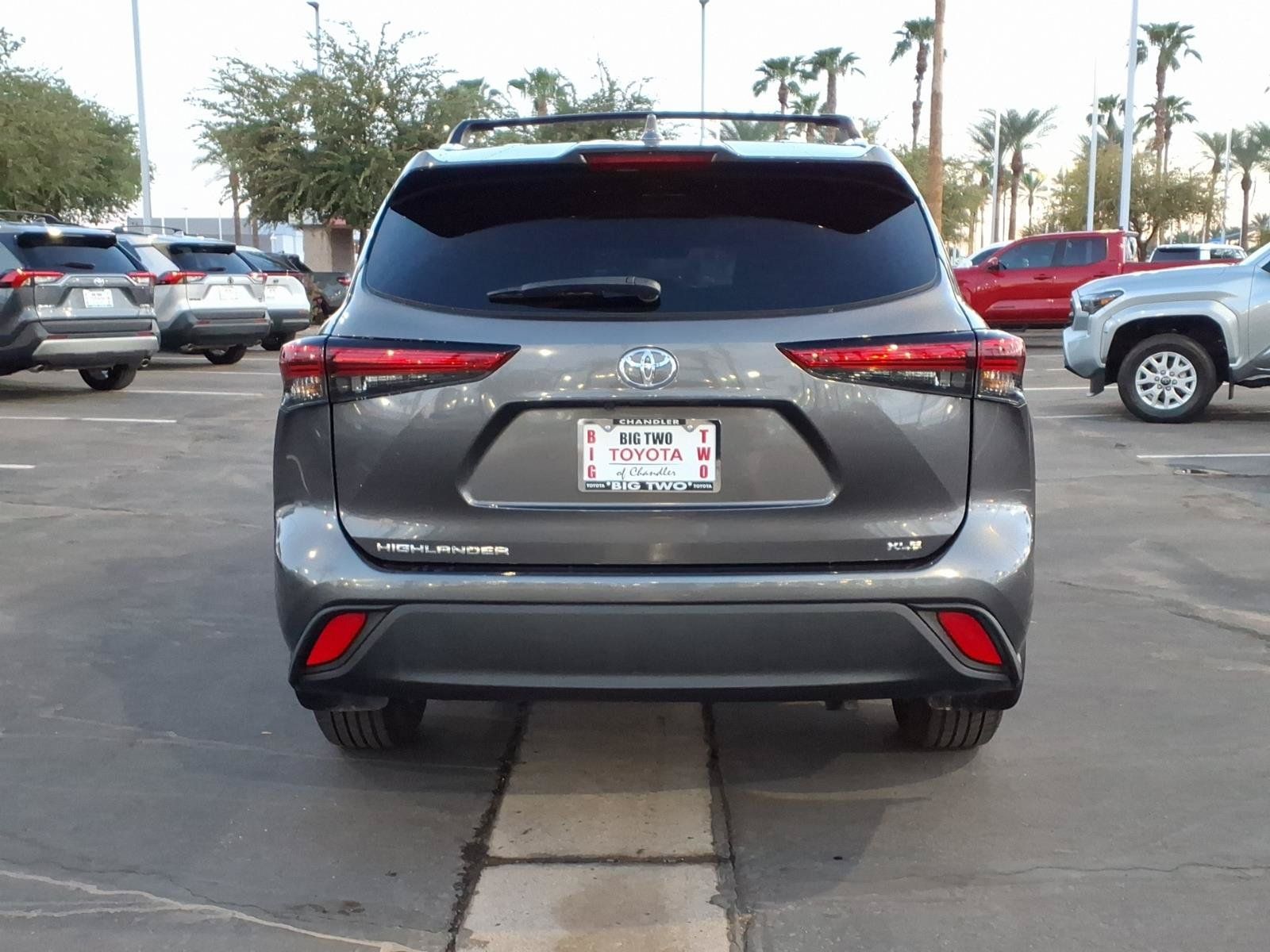 Used 2023 Toyota Highlander XLE FWD image 5