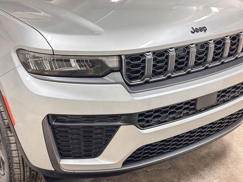 New 2026 Jeep Grand Cherokee Laredo image 12