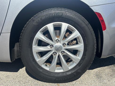 Used 2019 Chrysler Pacifica Touring-L image 41