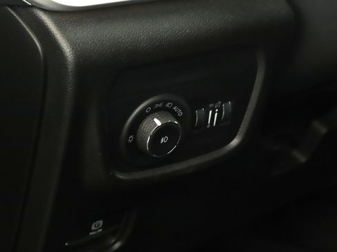 Used 2023 Jeep Grand Cherokee Limited w/ Black Appearance Package AWD/4WD image 9