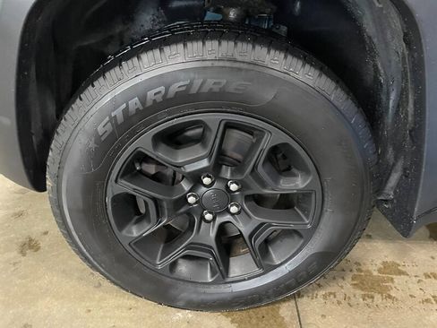 Used 2019 Jeep Cherokee Trailhawk w/ Cold Weather Group image 22