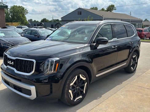Used 2025 Kia Telluride EX w/ EX Captain's Chair Package FWD image 3
