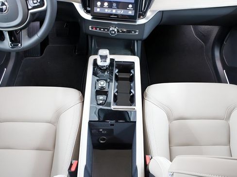 Certified 2026 Volvo XC90 B6 Plus w/ Protection Package Premier AWD/4WD image 17