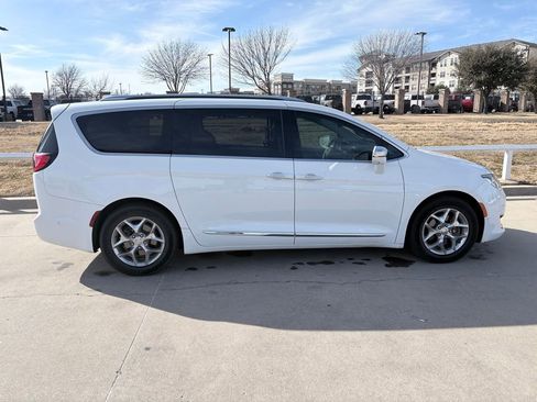 Used 2018 Chrysler Pacifica Limited w/ Advanced Safetytec Group image 3