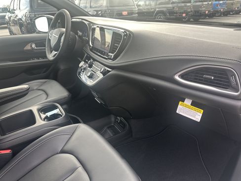 New 2026 Chrysler Pacifica Select FWD image 27