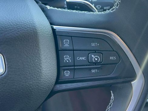 Used 2023 Jeep Grand Cherokee Altitude AWD/4WD image 19