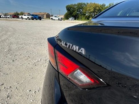 Used 2025 Nissan Altima 2.5 SV FWD image 7