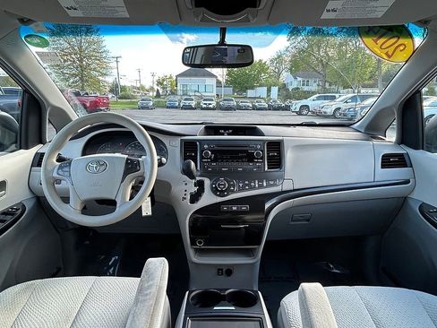 Used 2014 Toyota Sienna LE AWD/4WD image 20