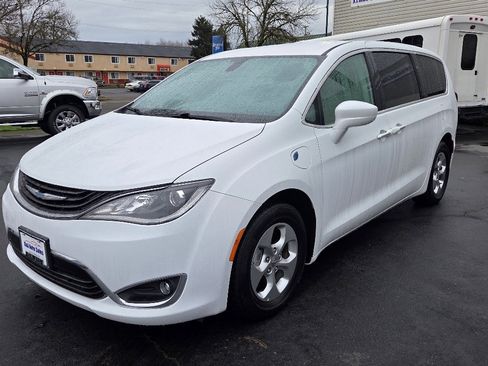 Used 2017 Chrysler Pacifica Touring Plus image 2