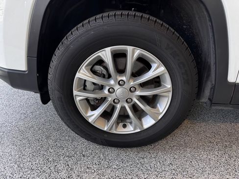 Used 2019 Jeep Cherokee Latitude w/ Popular Appearance Group AWD/4WD image 13