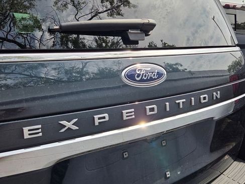 Used 2024 Ford Expedition Limited AWD/4WD image 4