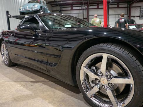 Used 1998 Chevrolet Corvette Coupe w/ Memory Pkg RWD image 31