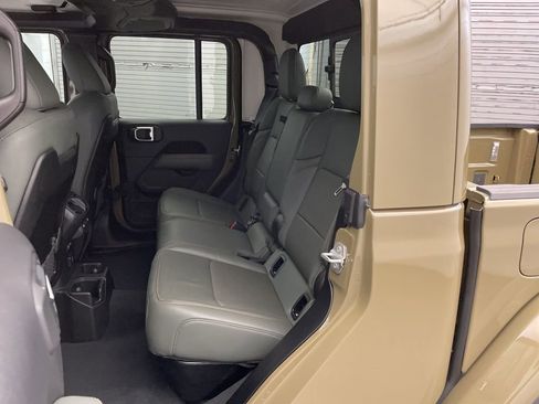 New 2025 Jeep Gladiator Mojave w/ Convenience Group image 17