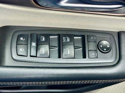 Used 2019 Chrysler Pacifica Touring Plus w/ Advanced Safetytec Group image 22