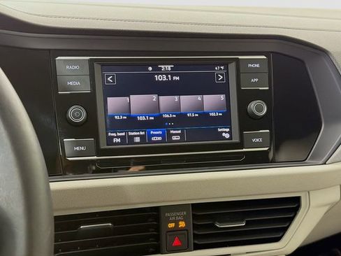 Used 2023 Volkswagen Jetta SE image 14