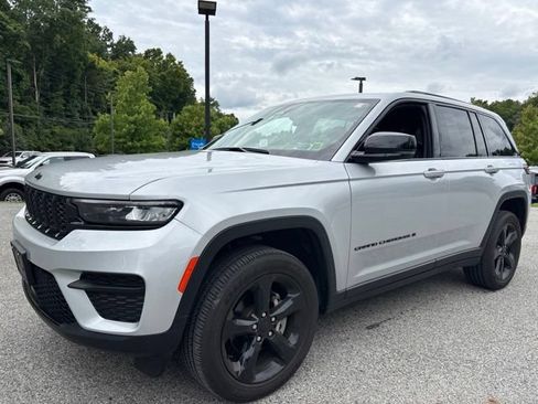 Used 2024 Jeep Grand Cherokee Altitude AWD/4WD image 2
