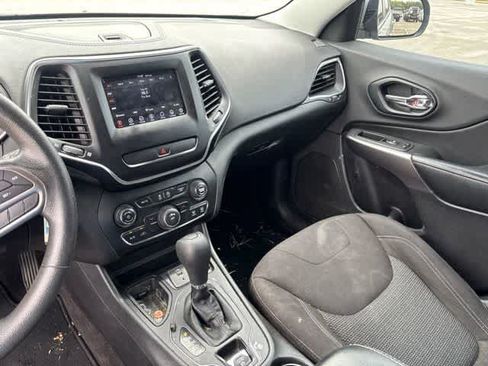 Used 2019 Jeep Cherokee Latitude w/ Popular Appearance Group FWD image 19