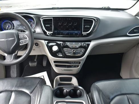 Used 2022 Chrysler Pacifica Touring-L FWD image 18