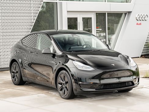 Used 2024 Tesla Model Y Long Range AWD/4WD image 2