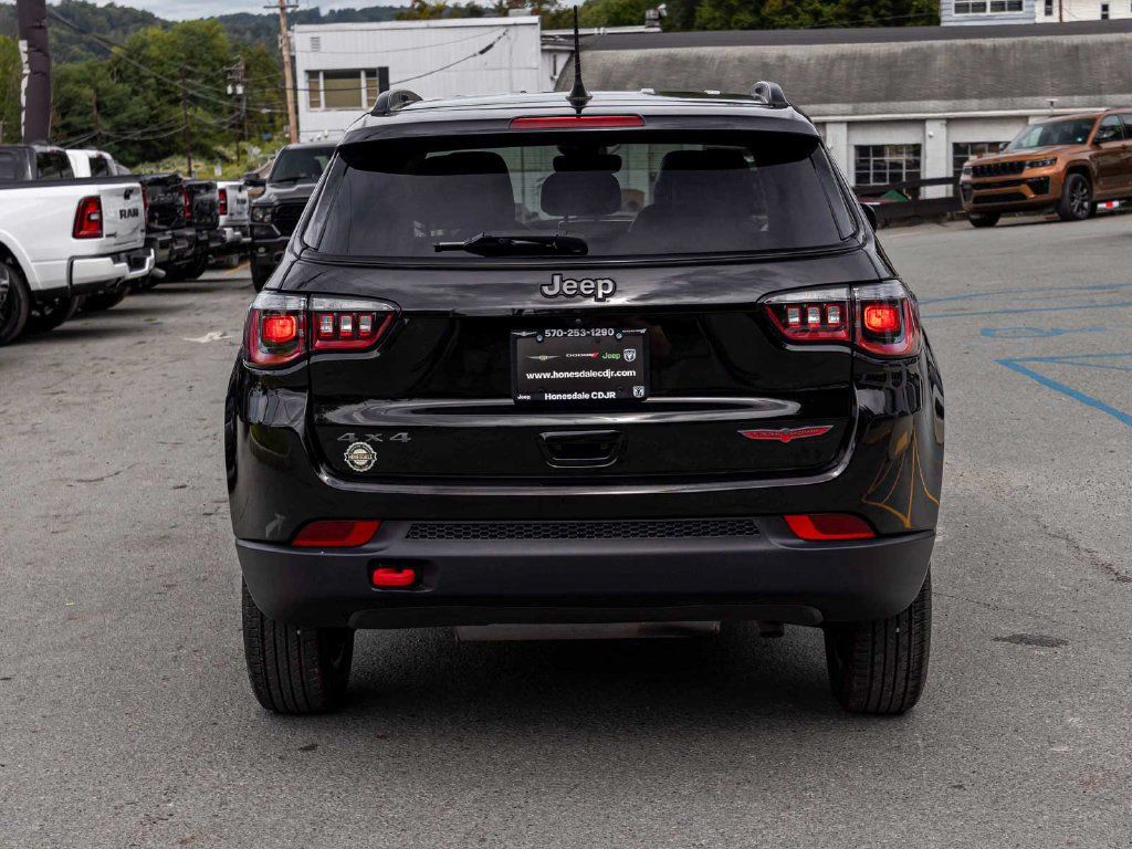 Used 2022 Jeep Compass Trailhawk w/ Trailhawk Convenience Group AWD/4WD image 5