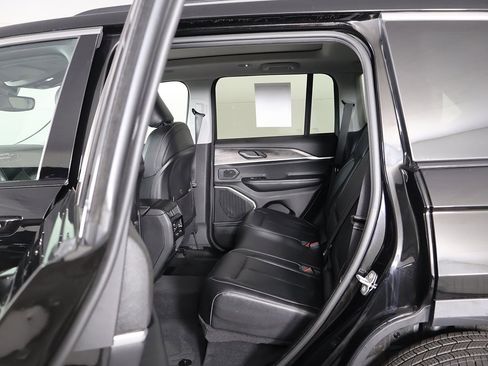 Used 2022 Jeep Grand Cherokee Limited image 33