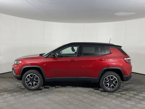 Used 2024 Jeep Compass Trailhawk image 3