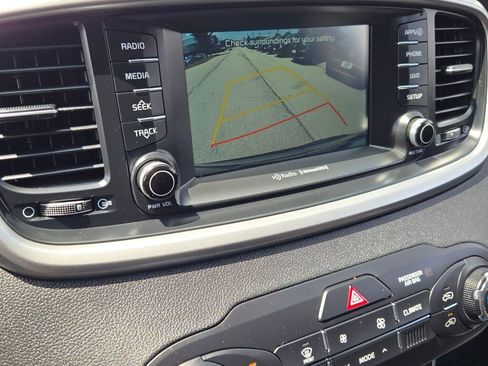 Used 2017 Kia Sorento LX w/ LX Convenience Package image 24