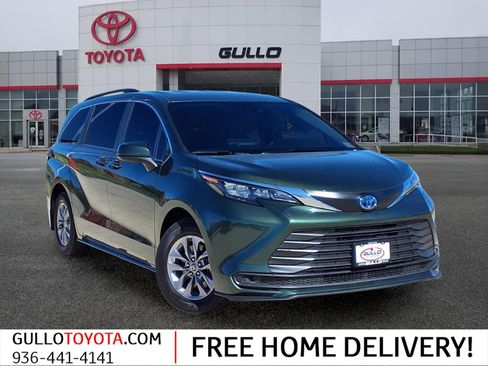 Certified 2025 Toyota Sienna LE image 1