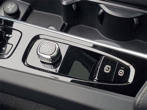 Certified 2025 Volvo XC60 B5 Plus image 27