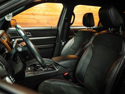 Used 2019 Ford Explorer XLT w/ Equipment Group 202A FWD image 10