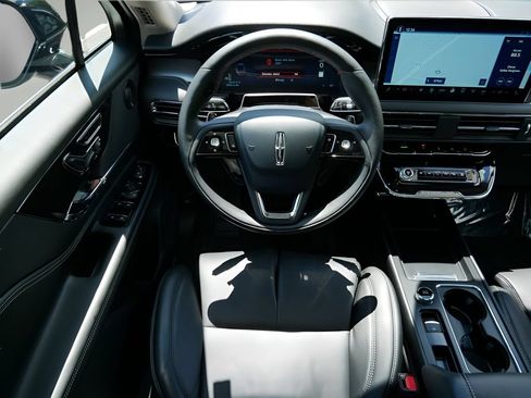 Used 2025 Lincoln Corsair Reserve w/ Equipment Group 202A AWD/4WD image 13