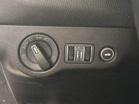 Used 2022 Dodge Challenger SXT image 10