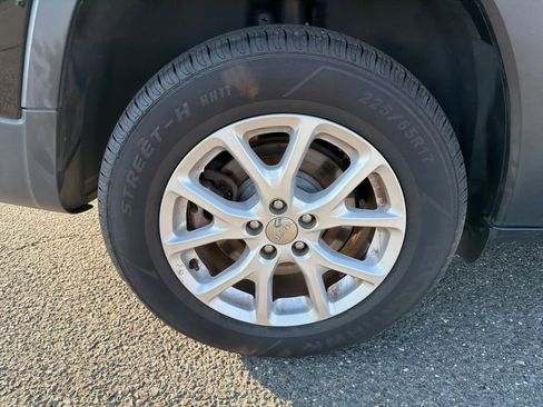 Used 2018 Jeep Cherokee Latitude Plus w/ Comfort/Convenience Group image 24