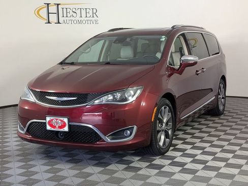 Used 2018 Chrysler Pacifica Limited w/ Tire & Wheel Group FWD image 4