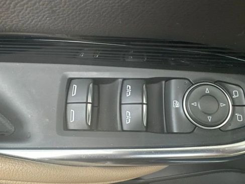 Used 2024 Cadillac XT4 Luxury w/ Cold Weather Package FWD image 8