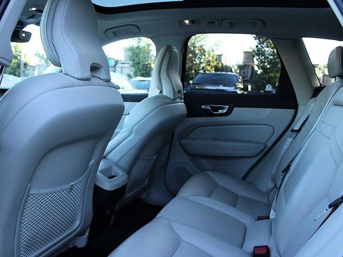 Used 2020 Volvo XC60 T5 Momentum AWD/4WD image 16